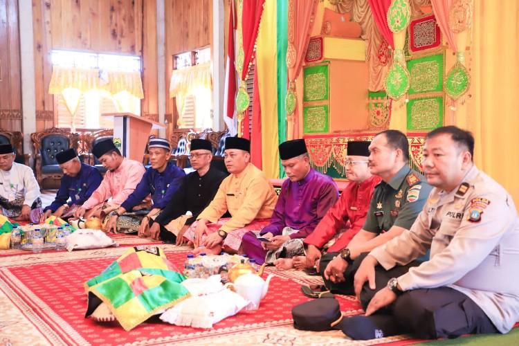 Makan Berhidang Tandai Dimulainya Kenduri Kampung Bunda Tanah Melayu di Lingga
