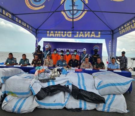 Lanal Dumai Gagalkan Penyelundupan 700 Koli Pakaian Bekas dari Malaysia Tujuan Rohil