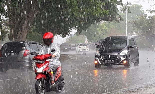 Perkiraan Cuaca Kota Tanjungpinang: Hujan Ringan di Tengah Hari