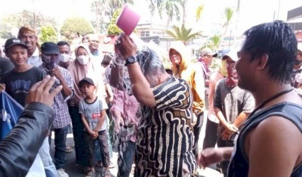 Protes Kenaikan Tarif PDAM, Warga Palembang Mandi Massal di Depan Kantor Walikota