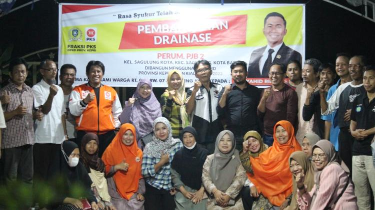 Bangun Drainase, Warga PJB II Batam Bersyukur atas Kontribusi Syahid Ridho