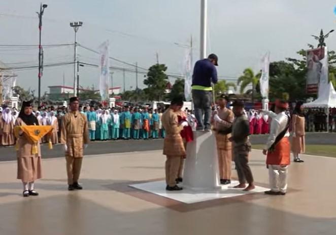 Insiden Tali Bendera Merah Putih Lepas Hebohkan Upacara HUT ke-21 Provinsi Kepulauan Riau
