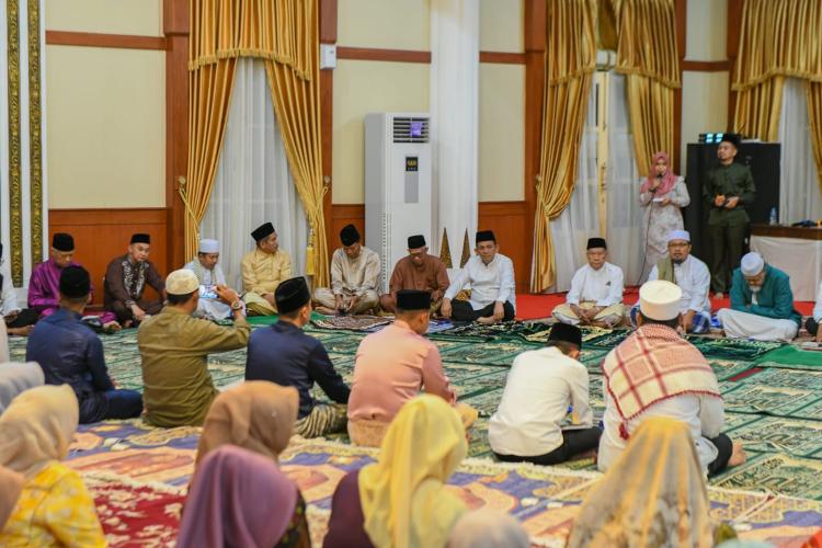 Gubernur Ansar Ahmad Memimpin Majelis Tahlil untuk Para Pahlawan