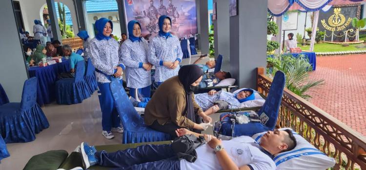 Lanal TBK Gelar Baksos Donor Darah hingga Bagi-bagi Sembako Semarakkan HUT Ke-78 TNI