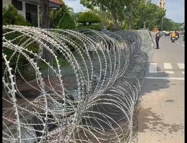 Pengamanan Ketat Jelang Aksi Demo Buruh di Batam: Polisi Pasang Barikade Kawat Berduri