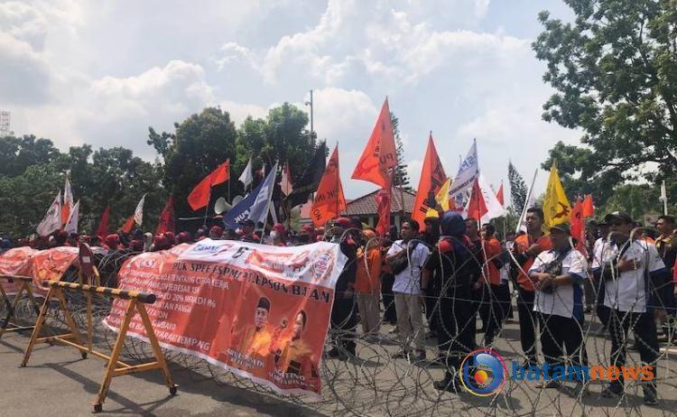 Ratusan Buruh Koalisi Rakyat Batam Kaget Disambut Kawat Berduri: Batam Sedang Tidak Baik-baik Saja