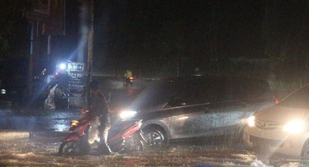 Hujan Deras Picu Banjir di Sejumlah Jalanan Kota Medan: Kendaraan dan Akses Warga Terhambat