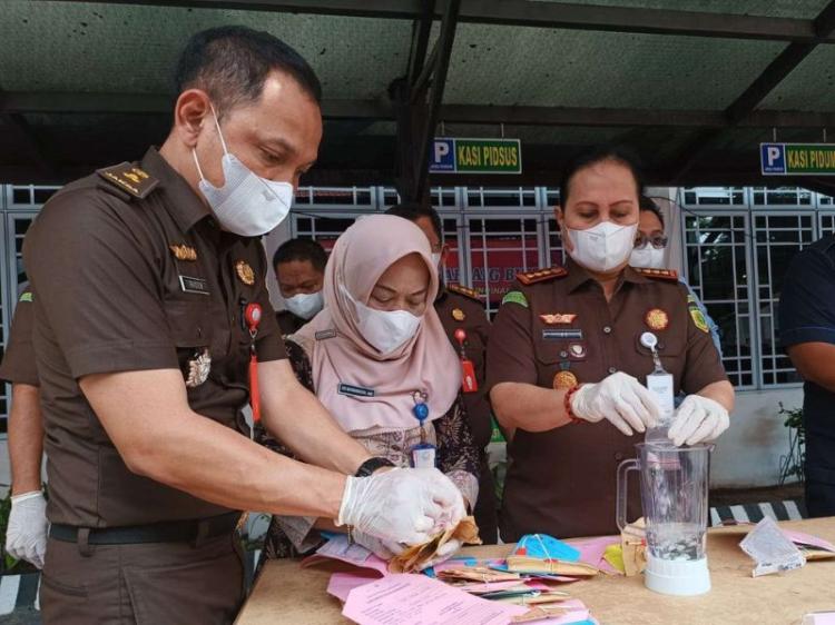 Kejaksaan Negeri Tanjungpinang Musnahkan 37 Kasus Barang Bukti Termasuk Narkotika