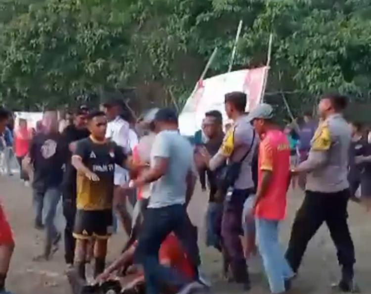 Laga Sepak Bola Tarkam di Karimun Ricuh, Polisi Lepaskan Tembakan Peringatan