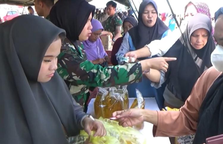 Makogabwilhan I Dompak Jadi Pusat Antrean Masyarakat di Bazar Murah