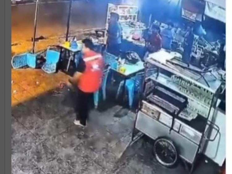 Video Viral Kecelakaan di Tanjunguban: Mobil Biru vs. Sepeda Motor