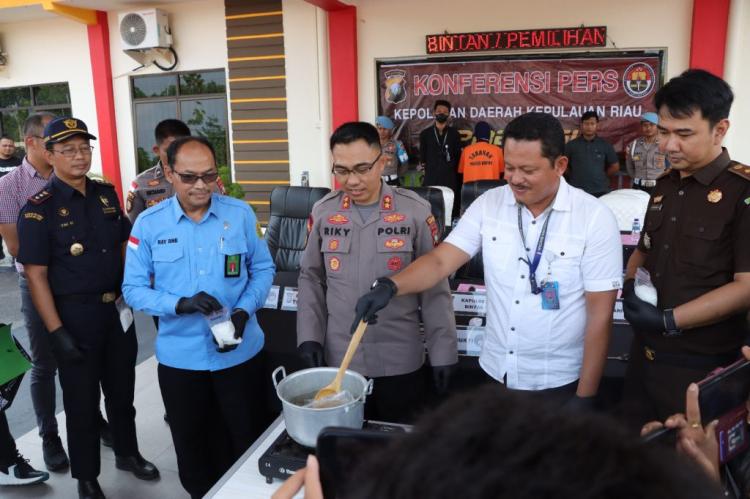 Polres Bintan Musnahkan Barang Bukti Sabu-sabu Tangkapan di Pelabuhan Sei Kolak Kijang