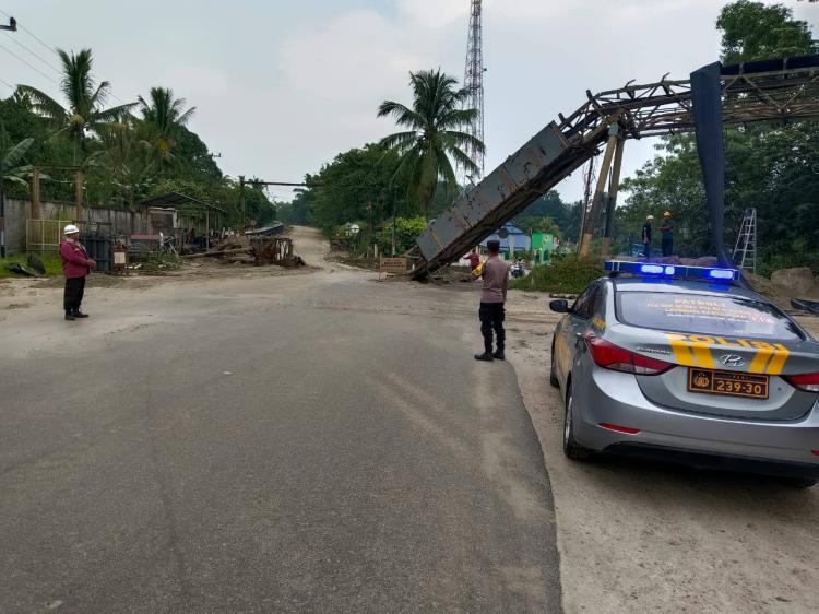 Konveyor PT. Pasific Granitama Ambruk, Lalulintas Warga Meral Karimun Sempat Terganggu