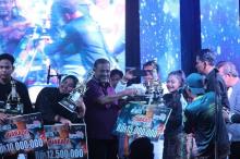 Bupati Karimun Serahkah Hadiah Juara Lomba Festival Band Fest 2023