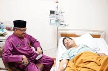 Sekda Kota Batam Jefridin Jenguk Raja Amar di RS Awal Bros, Berikan Motivasi Hidup Sehat