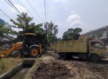 Rawan Banjir, Dinas PUPR Pekanbaru Kerahkan Eksavator Bersihkan Sampah di Drainase Payung Sekaki