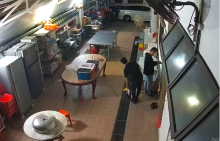 Pencurian Uang Tunai dari Kotak Donasi Kuil di Jalan Changi Singapura Terekam CCTV