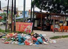 TPS Ilegal di Pekanbaru Bertambah, Petugas dan Pembuang Sampah Kucing-kucingan