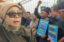 Massa Desak Gubernur Riau Cabut Izin Penambangan PT LMU di Rupat