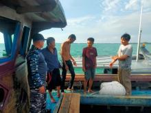 Evakuasi Kapal Motor Garuda Jaya 8 oleh Kapal Patroli Lobam di Perairan Pulau Ngenang