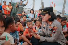 Polri Peduli Budaya Literasi: Polsek Meral Berbagi Buku kepada Anak-Anak Suku Asli Meral