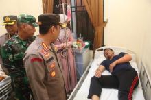 Kapolda Kepri dan Kapolresta Barelang Membesuk Personil yang Terluka Saat Aksi Unjuk Rasa di BP Batam