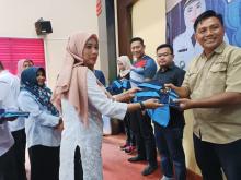 Silaturahmi Bersama Karang Taruna, Rahma Serahkan Bantuan Seragam