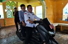 Ansar Ahmad Gubernur Kepri Bonceng Pj Wali Kota Tanjungpinang Â Keliling Pulau Penyengat