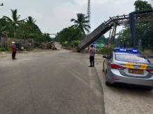 Konveyor PT. Pasific Granitama Ambruk, Lalulintas Warga Meral Karimun Sempat Terganggu