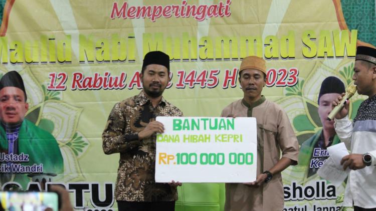 Anggota DPRD Kepri Syahid Ridho Serahkan Bantuan untuk Masjid di Perumahan Puri Pesona Batam