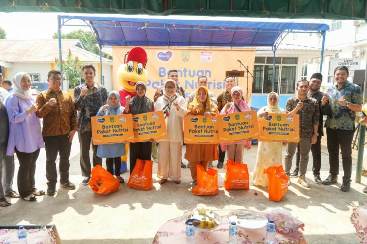 Pesan Wagub Marlin Usai Bagikan Sembako Program Indomaret dan Bebelac Peduli di Batam