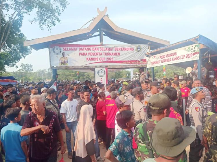 Final Turnamen Sepakbola Salwa Cafe Vs Cafe Daniel 76 di Kecamatan Buru Karimun Berujung Ricuh