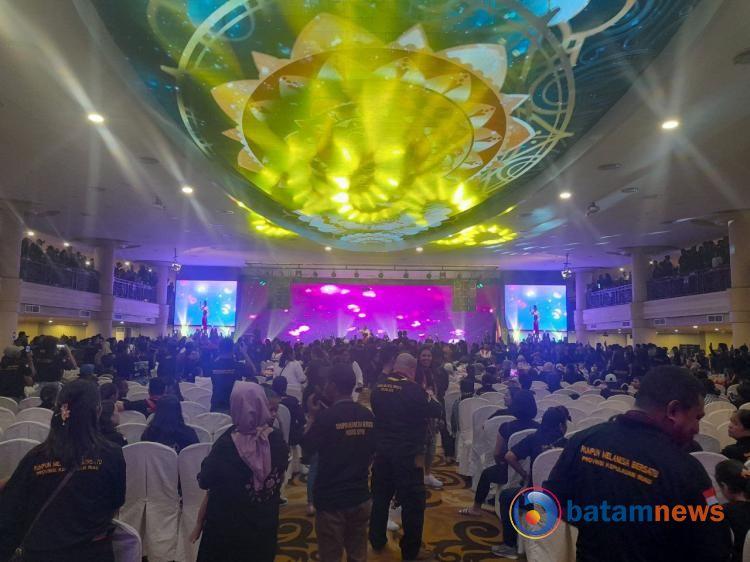 Penyanyi Mita Talahatu Bikin Pelantikan Pengurus Pusat RMB Kepri di Batam Tambah Meriah