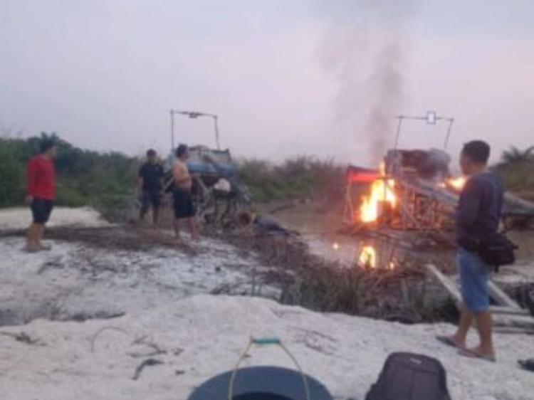 Polsek Logas Tanah Darat Bakar Dua Perahu Penambang Emas Tanpa Izin