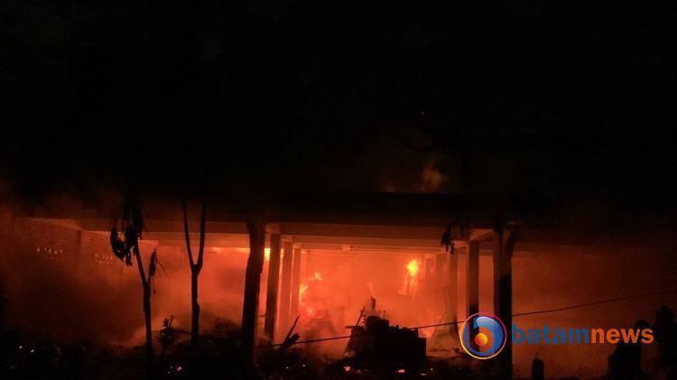Terkini: Kebakaran Hebat di Karimun Tempat Penyimpanan Bahan Bekas BangunanÂ 
