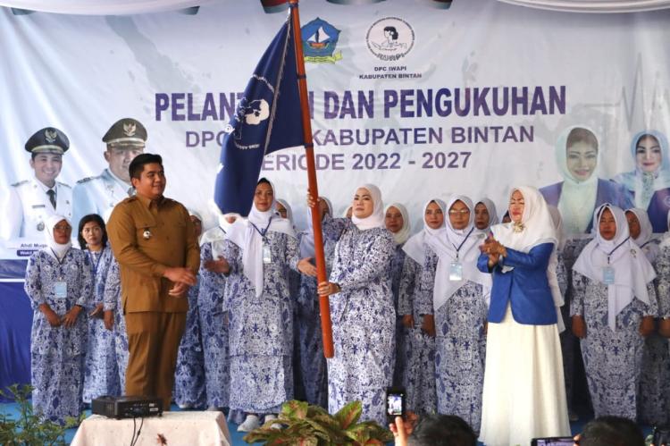 Roby Kurniawan Mengukuhkan DPC IWAPI Bintan: Dorong Kebangkitan Ekonomi Melalui UMKM dan IKM