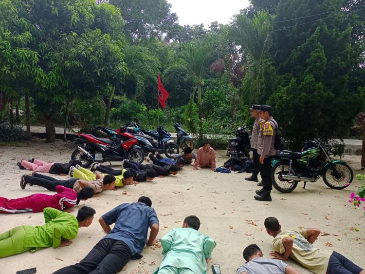 Bhabinkamtibmas Polsek Meral Pergoki Belasan Pelajar Bolos Sekolah Asyik Nongkrong di Warung