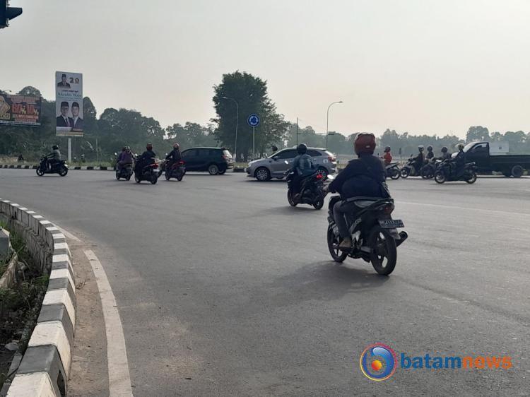 Lalu Lintas Semrawut di Bundaran Basecamp Batu Aji, Pengendara Khawatir Kecelakaan