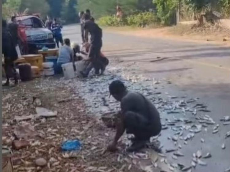 Beredar Video Kecelakaan Mobil Pickup Fiber Box di Jalan Bahari, Kawal, Bintan