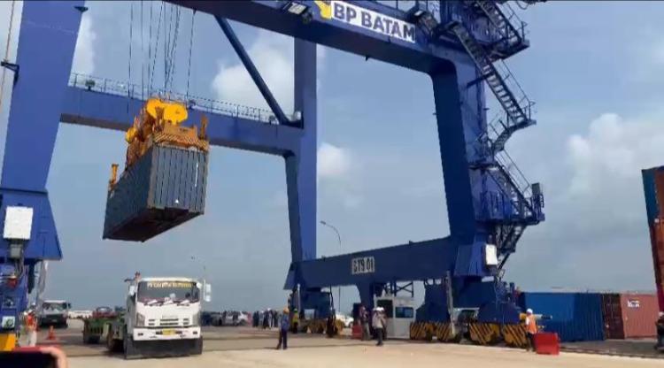 Bongkar Muat di Pelabuhan Batu Ampar Makin Efektif Pasca Pengoperasian STS Crane
