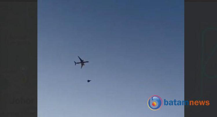 Terlihat di Langit Batam, Pesawat Scoot Dikawal Pesawat Tempur Balik ke Singapura Setelah Dapat Ancaman Bom