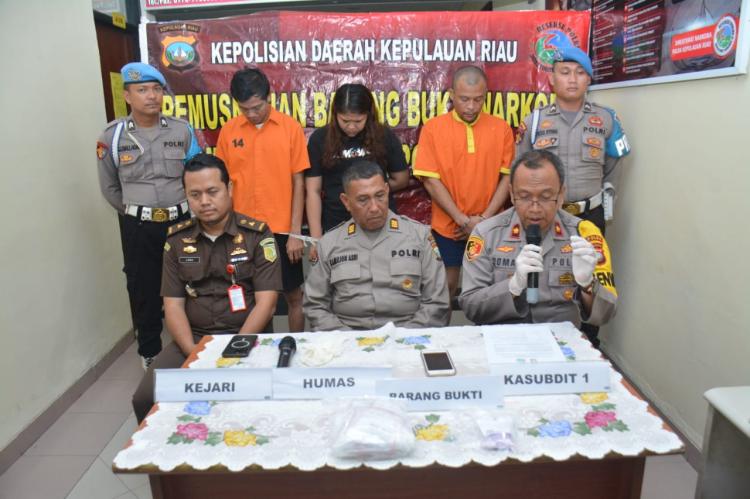 Pasangan Kekasih di Batam Ditangkap Edarkan Pil Ekstasi untuk Biaya Nikah