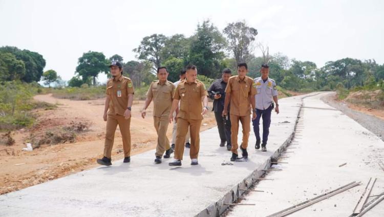 Tinjau Proyek Vital di Lingga Utara, Bupati Nizar: Semoga Segera Rampung