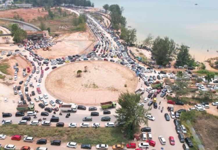 Kesal Macet Parah Jalur Ocarina-Bengkong, Pengemudi: Hampir Sejam Terjebak