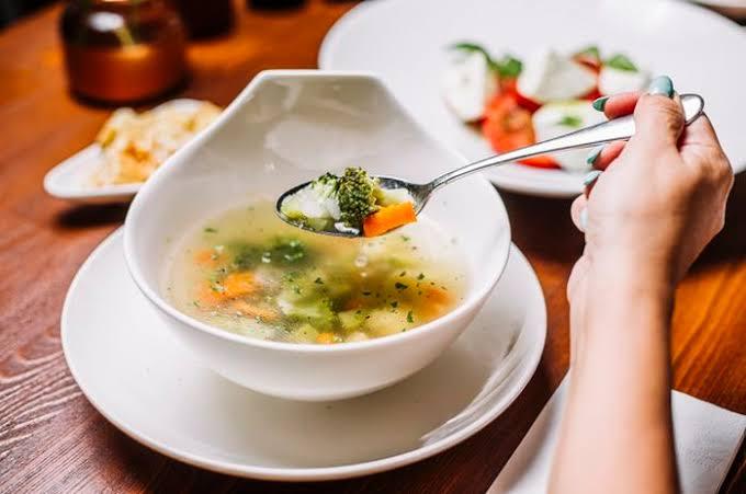 Makanan yang Sebaiknya Dihindari Saat Makan Siang