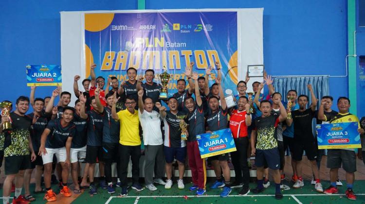 Mantap ! Polda Kepri Raih Peringkat Pertama PLN Batam Badminton Turnamen