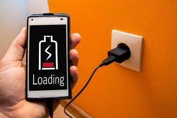 Terlihat Sepele, Membiarkan Charger Tertancap di Stopkontak Walau Sudah Tak Dipakai Bisa Berbahaya