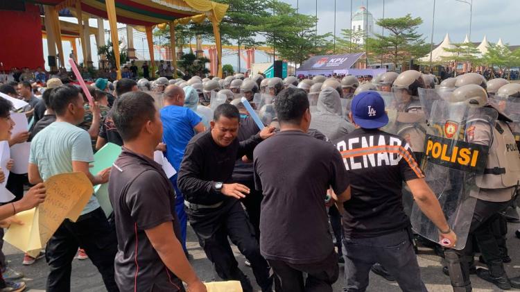 Polres Karimun Pukul Mundur Aksi Unjuk Rasa Anarkis di Coastal Area
