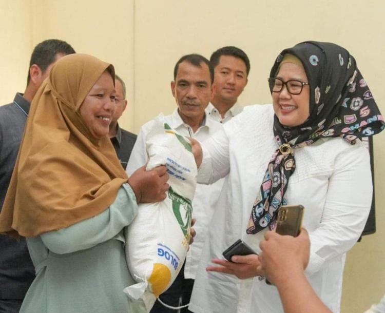 Wagub Marlin Salurkan Bantuan Beras CPP Ringankan Beban Warga Kota Batam