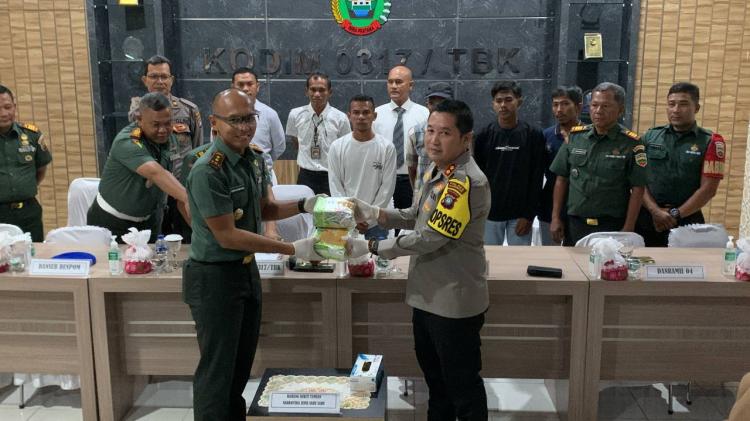 Warga Karimun Temukan Bungkusan Diduga Sabu Seberat 2,2 Kilogram di Perairan Takong Hiu